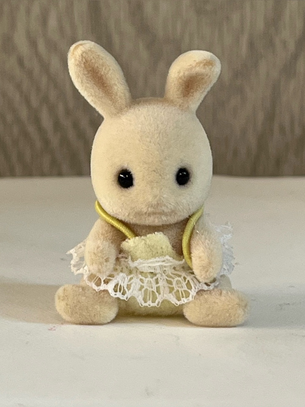 Sylvanian Families Calico Critters Jamie Sitting Milk Rabbit Baby Yellow Dress